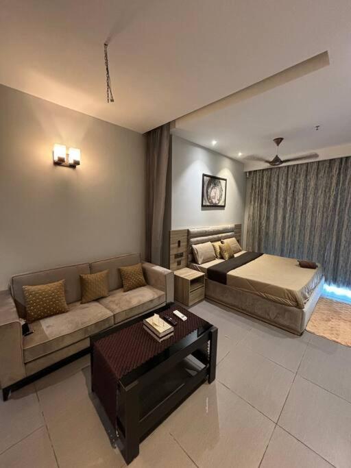 Countryside Luxury Suites - Supernova Noida New Delhi Exterior photo